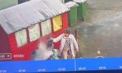 Người phụ nữ 56 tuổi đổ nước sôi lên hàng xóm, nạn nhân ngã xuống đất, la hét đau đớn