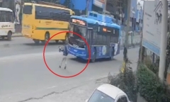 Clip: Cố đuổi theo xe đưa đón của trường, nam sinh lớp 12 va chạm kinh hoàng với xe buýt