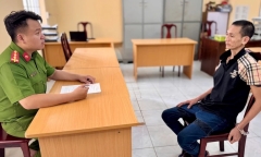 Bắt đối tượng phóng hỏa nhà hàng xóm lúc nửa đêm ở An Giang