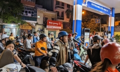 Người dân Hà Nội ùn ùn đi đổ xăng trong đêm