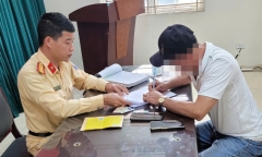 Vụ ô tô 29 chỗ tạt đầu, chèn ép xe máy trên Đại lộ Thăng Long: Xử phạt tài xế 