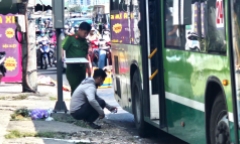 Hiện trường vụ xe buýt va chạm với người phụ nữ khiếm thị ở TP.HCM