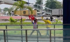 Clip: Bảo vệ tại ga metro ở TP.HCM cầm ghế đánh nhau với tài xế xe ôm công nghệ