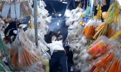Khoảnh khắc ô tô lao vào tiệm bánh tráng, hất văng người phụ nữ ở TP.HCM