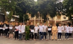 Triệu tập nhóm học sinh mang dao phóng lợn gây náo loạn đường phố ở Hòa Bình