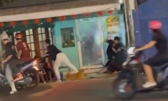 Clip: Hai nhóm thanh niên lao vào hỗn chiến trên đường ở TP.HCM