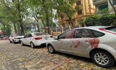 Xác minh vụ nhiều ô tô bị tạt sơn đỏ ở Hà Nội
