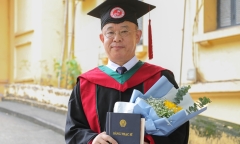 Học viên đặc biệt của Trường ĐH Việt Nhật nhận bằng thạc sĩ ở tuổi 63