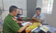 Bắt giữ người đàn ông mua trang phục công an, lắp biển số xe “dởm” để ra oai