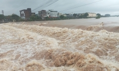 Mưa lớn kéo dài khiến nhiều nơi ở Quảng Ninh ngập sâu, nước sông dâng nhanh 