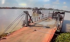 Ô tô tải bất ngờ rơi từ phà xuống sông Tiền, 3 người thoát nạn