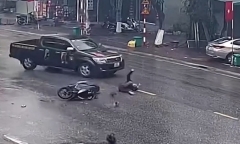 Xử phạt tài xế ô tô mở cửa đột ngột khiến người đi xe máy ngã văng ra đường