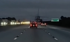 Clip: Khoảnh khắc máy bay lao xuống đường cao tốc, rơi trúng nóc một chiếc ô tô đang di chuyển ở Mỹ Clip: Khoảnh khắc máy bay lao xuống đường cao tốc, rơi trúng nóc một chiếc ô tô đang di chuyển ở Mỹ