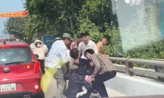 Ngăn chặn kịp thời người phụ nữ 2 con nhỏ định nhảy cầu ở Nghệ An