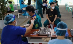 Chùm ảnh: TP.HCM trong ngày đầu tiên triển khai tiêm mũi 3 vaccine ngừa COVID-19