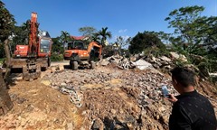Phát hiện hơn 159 tấn chất thải xây dựng tập kết, chôn lấp ven đê sông Lô
