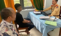 Con bốc đầu xe quay video TikTok, cha bị phạt 14 triệu, tịch thu phương tiện