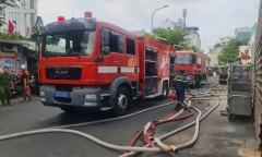 Giải cứu người phụ nữ mắc kẹt trong đám cháy ở trung tâm TP.HCM