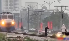 Hình phạt nào cho 2 cô gái thản nhiên 