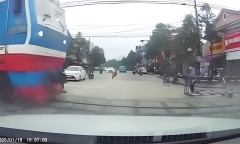 Vụ clip tàu hỏa lao nhanh suýt đâm ô tô: Tạm đình chỉ 3 người trực gác