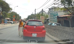 Nữ tài xế bất ngờ dừng xe giữa đường, thản nhiên bỏ đi