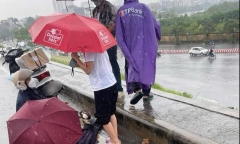 Một phụ nữ đi xe máy bất ngờ ngã gục, tử vong giữa đường, nghi do bị sét đánh 