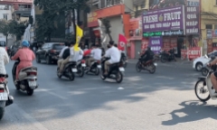 Xử phạt nhóm học sinh đi xe máy đầu trần cầm cờ “diễu hành” giữa phố