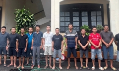 Bắt quả tang 13 tài xế đánh bạc, thu giữ hàng chục triệu đồng