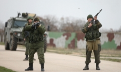 Hình ảnh phát súng cảnh cáo đầu tiên ở Crimea