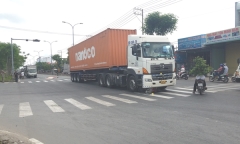 Tin tức tai nạn giao thông mới nhất ngày 13/7: Xe container cuốn xe đạp điện vào gầm làm một phụ nữ tử vong