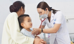 Bé trai 2 tuổi ở Quảng Ninh uống nhầm thuốc tẩy nốt ruồi