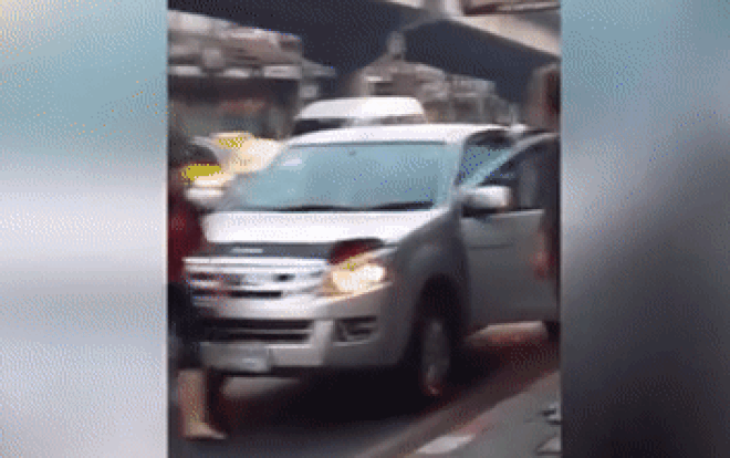 Nhậu nhẹt suốt đêm, người đàn ông bị vợ vác dao đe dọa giữa phố