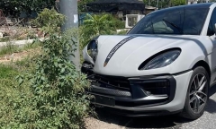 Tin tức tai nạn giao thông mới nhất ngày 9/8: Xe Porsche không gắn biển số bất ngờ đâm vào cột đèn tín hiệu giao thông