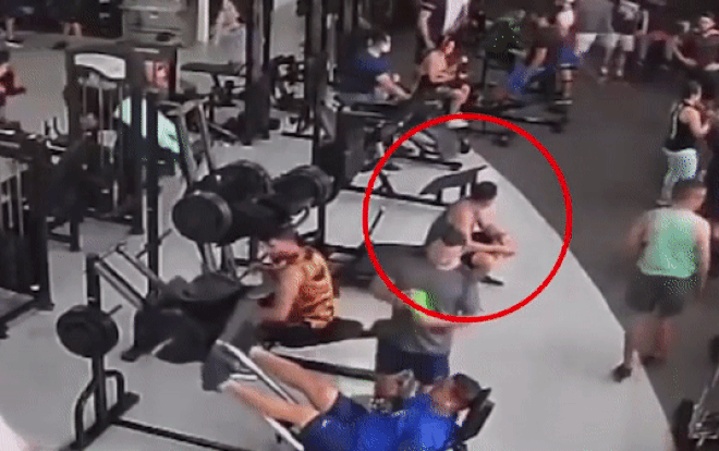 Video: Đang ngồi nghỉ ngơi, người đàn ông bị máy tập thể hình rơi trúng cổ