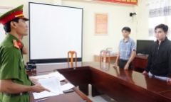 Bắt hai người làm giả chứng chỉ ngoại ngữ, tin học để bán cho sinh viên
