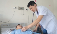 Lốp ô tô bất ngờ phát nổ, nam thanh niên bị vỡ động mạch chủ ngực
