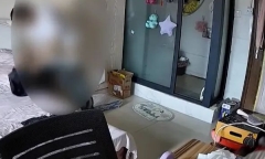 Lắp camera trong phòng ngủ, cô gái hãi hùng khi thấy hành động của chủ nhà