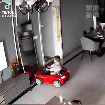 Ô tô đồ chơi đâm vào chiếc gương dựng góc nhà, cậu bé thoát nạn nhờ hành động cực thông minh