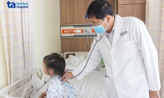 Nuốt phải lắc chân khi đang ngủ trưa, bé gái 5 tuổi nhập viện cấp cứu