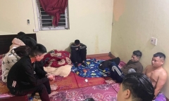 Phát hiện 8 nam nữ thanh niên 