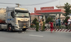 Bình Dương: Va chạm với xe bồn, đôi nam nữ tử vong thương tâm