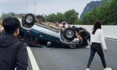 Tin tức tai nạn giao thông mới nhất ngày 8/2: Ô tô chở 8 người lật ngửa trên cao tốc, hai người bị thương