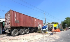 Tin tức tai nạn giao thông mới nhất ngày 26/2: Lạc tay lái, xe container tông vào nhà dân
