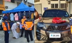 Người đàn ông lái ô tô đi ăn xin mỗi ngày, số tiền kiếm được khiến nhiều người choáng váng