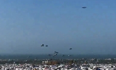 Mỹ lần đầu dùng máy bay thả hàng viện trợ xuống Dải Gaza