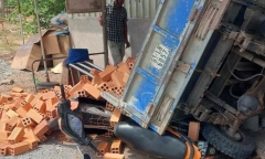 Tin tức tai nạn giao thông mới nhất ngày 5/3: Xe ba gác lao vào nhà chờ xe buýt, tài xế nguy kịch