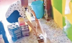 Trường mầm non gây tranh cãi khi rửa khay thức ăn của trẻ trong máng đi tiểu