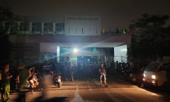 Phụ huynh Hà Nội nhọc nhằn xếp hàng thâu đêm để nộp đơn dự tuyển cho con vào lớp 1