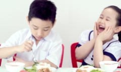 Chuyên gia dinh dưỡng nói gì về tầm quan trọng của bữa ăn học đường?