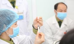 Có nên tiêm nhắc lại vắc xin COVID-19 trong bối cảnh số ca mắc đang tăng không?